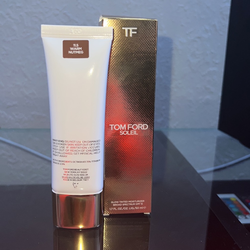 Tom Ford Soleil Glow Tinted Moisturizer Broad Spectrum SPF15 Warm Nutmeg 11.5 - Picture 3 of 4